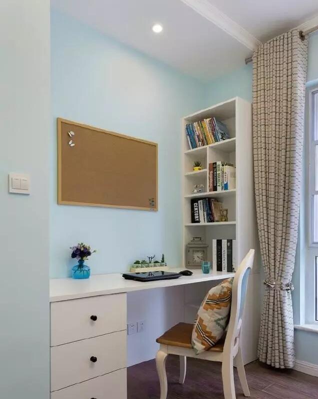 书房更小,所以书桌也就只能靠墙而放,淡淡的浅绿色墙壁,能够让人心