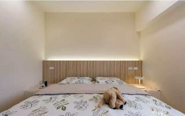 卧室非常简洁,床头加了灯带背光起夜的时候可以照明